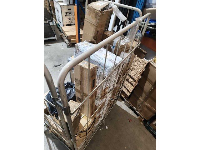 Grote volle container met retouren - afbeelding 4 van  4