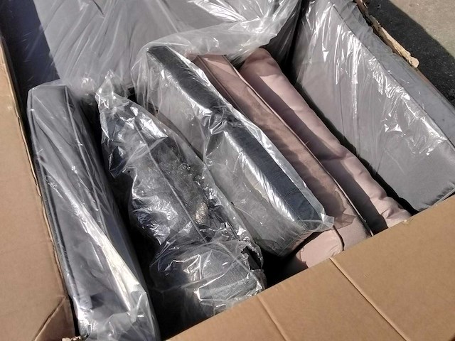 Grote volle doos tuinkussens taupe en grijs - afbeelding 1 van  5