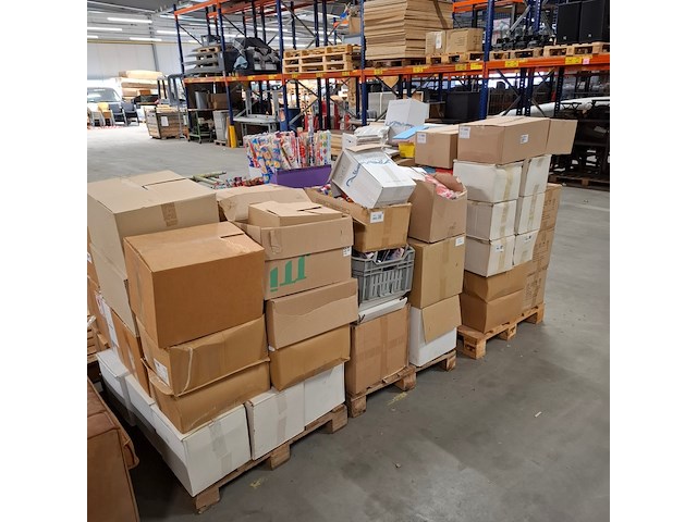 Grote winkel voorraad cadeau en kantoor artikelen - afbeelding 1 van  14
