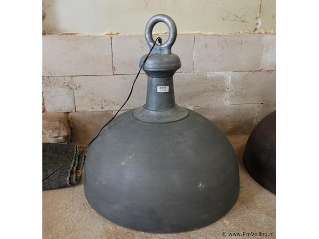 Grote zware industrieel vormgegeven ijzeren hanglamp - afbeelding 2 van  5