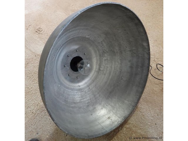 Grote zware industrieel vormgegeven ijzeren hanglamp - afbeelding 4 van  5