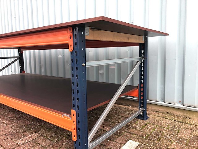 Grote zware werkbank met gladde betonplex platen. - afbeelding 9 van  12