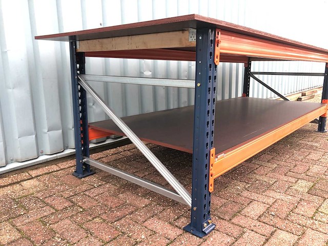 Grote zware werkbank met gladde betonplex platen. - afbeelding 10 van  12