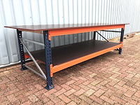 Grote zware werkbank met gladde betonplex platen. - afbeelding 1 van  18