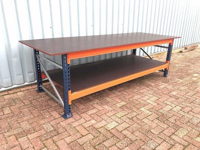 Grote zware werkbank met gladde betonplex platen. - afbeelding 12 van  18