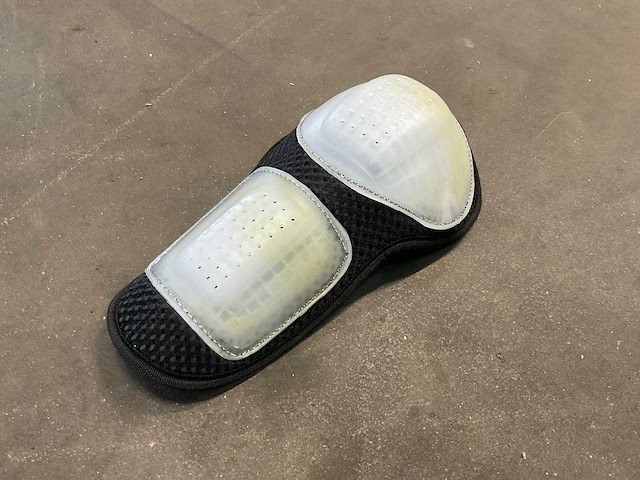 Groten partij kniebescherming - afbeelding 2 van  6