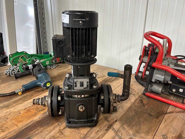 Grundfos cr3-3 verticale meertraps centrifugaalpomp - afbeelding 1 van  4