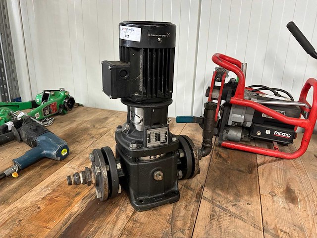 Grundfos cr3-3 verticale meertraps centrifugaalpomp - afbeelding 2 van  4