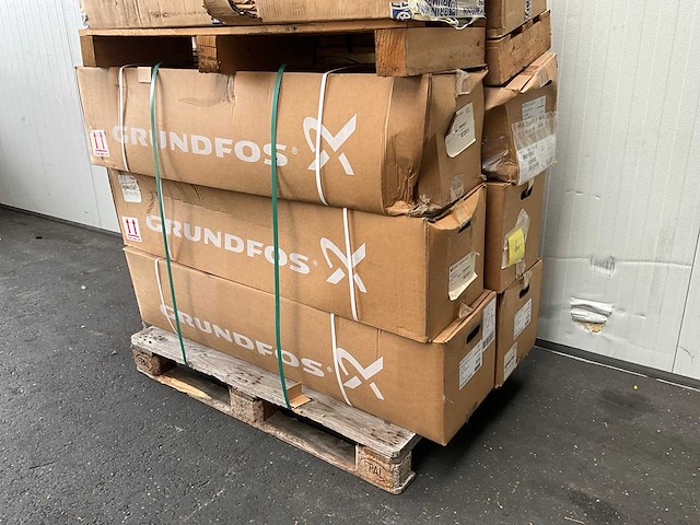 Grundfos mtr15-12/2 a-w-a-huuv verticale meertraps centrifugaal en schroefpomp (6x) - afbeelding 2 van  3