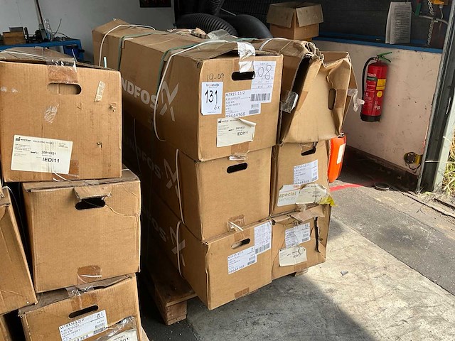 Grundfos mtr15-12/2 a-w-a-huuv verticale meertraps centrifugaal en schroefpomp (6x) - afbeelding 2 van  3
