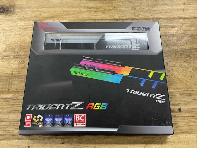 G.skill trident z rgb f4-3600c18d-32gtzr - afbeelding 1 van  2