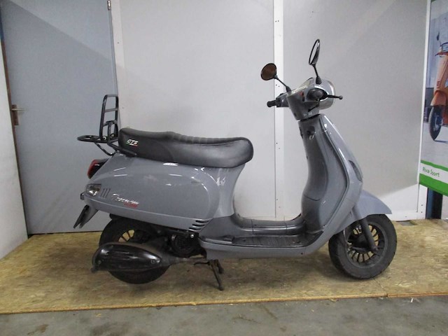 Gts toscana pure - bromscooter - 4 t - scooter - afbeelding 8 van  11