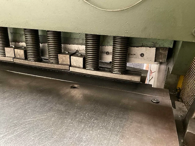 Guillotineschaar met bandtransporteur - afbeelding 14 van  18