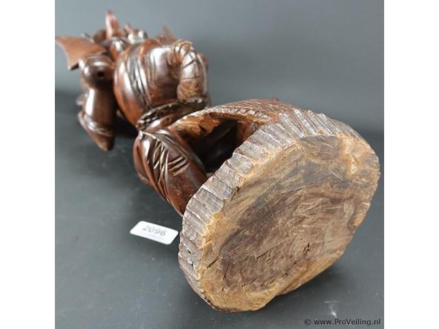 Guinees in mahoniehout gesneden besogon. midden vorige eeuw - afbeelding 5 van  5