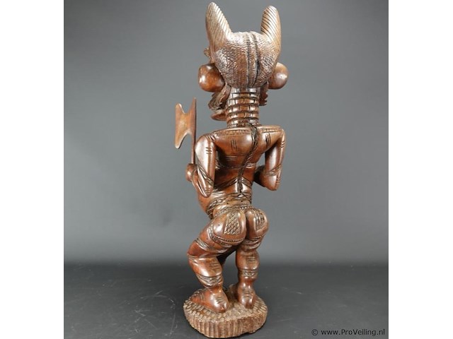 Guinees in mahoniehout gesneden besogon. midden vorige eeuw - afbeelding 4 van  5