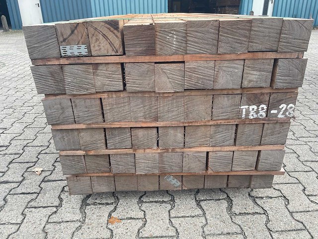 Guyana teak balken fijnbezaagd 3000x100x100mm (54x) - afbeelding 3 van  4