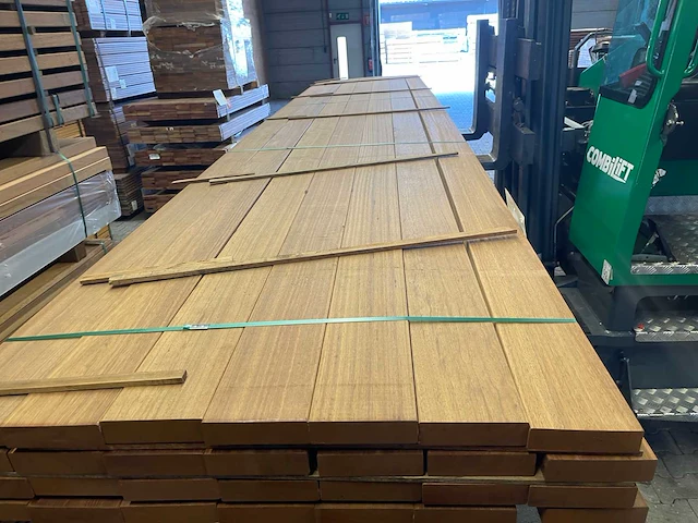 Guyana teak balken geschaafd 4900x140x38mm (28x) - afbeelding 1 van  3