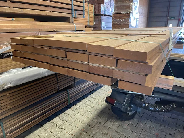 Guyana teak balken geschaafd 4900x140x38mm (28x) - afbeelding 3 van  3