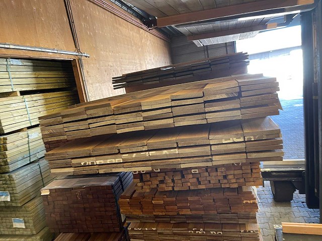 Guyana teak country grade planken geschaafd 3000-4000x140x18mm (138x) - afbeelding 2 van  3