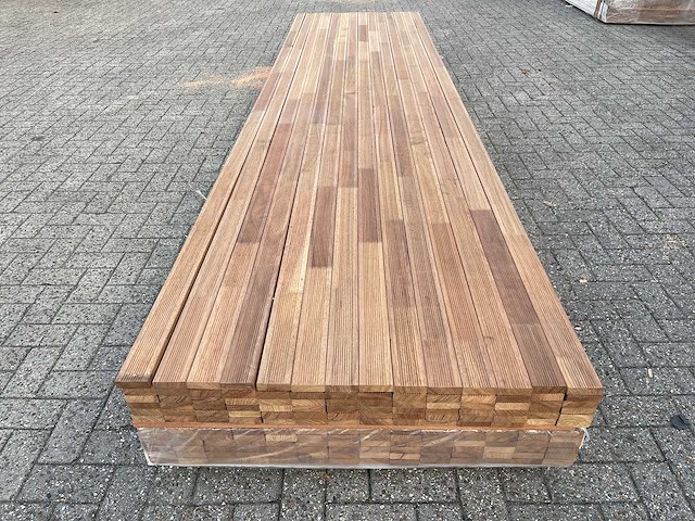 Guyana teak dekdelen geschaafd gevingerlast 4000x70x21mm (84x) - afbeelding 1 van  4
