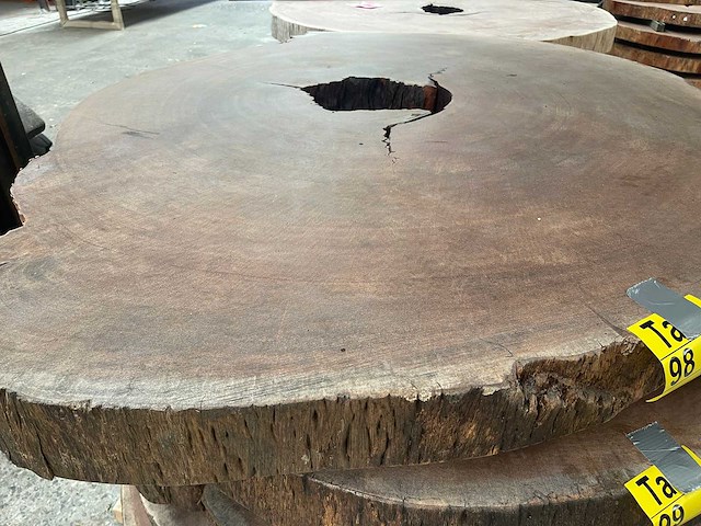 Guyana teak houten schijf 1300mm - afbeelding 1 van  3