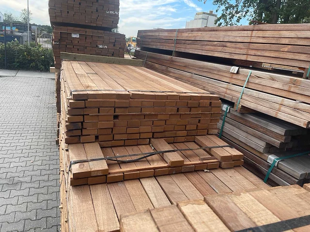 Guyana teak latten fijnbezaagd 2150-3050x80x31mm (204x) - afbeelding 1 van  3