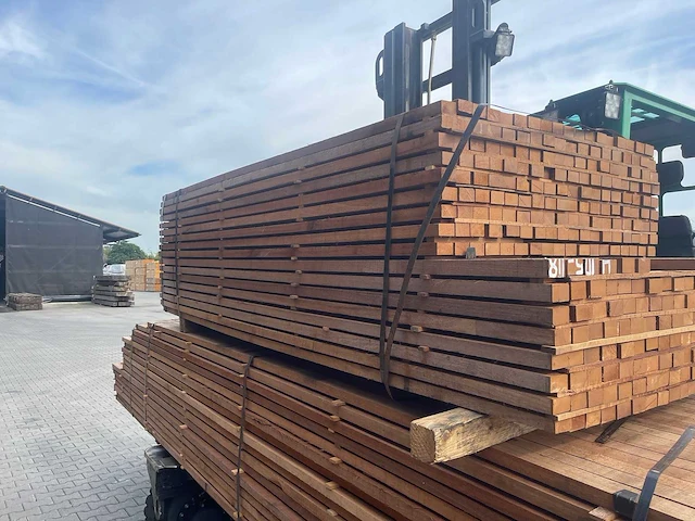 Guyana teak latten fijnbezaagd 2450-2750x50x31mm (306x) - afbeelding 2 van  3