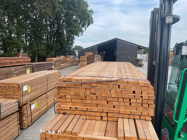 Guyana teak latten fijnbezaagd 2450-2750x50x31mm (306x) - afbeelding 1 van  3