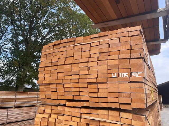 Guyana teak latten fijnbezaagd 3050x80x31mm (96x) - afbeelding 3 van  3