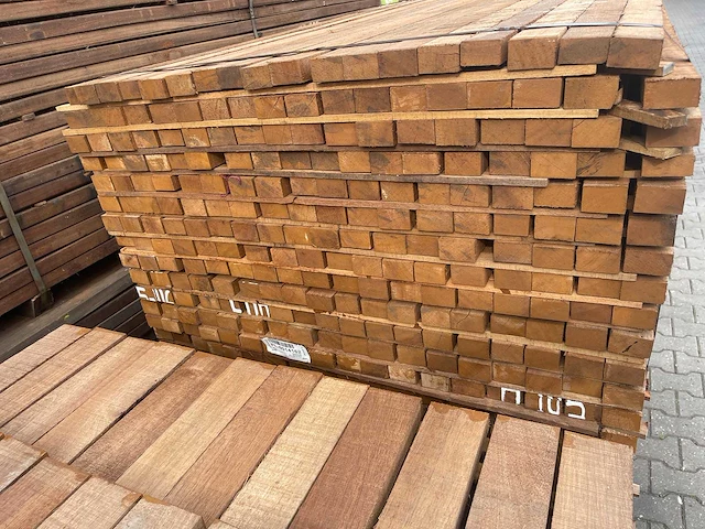 Guyana teak latten fijnbezaagd 3350x50x31mm (144x) - afbeelding 3 van  3