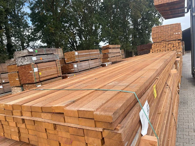 Guyana teak latten fijnbezaagd 5200x80x31mm (84x) - afbeelding 1 van  2