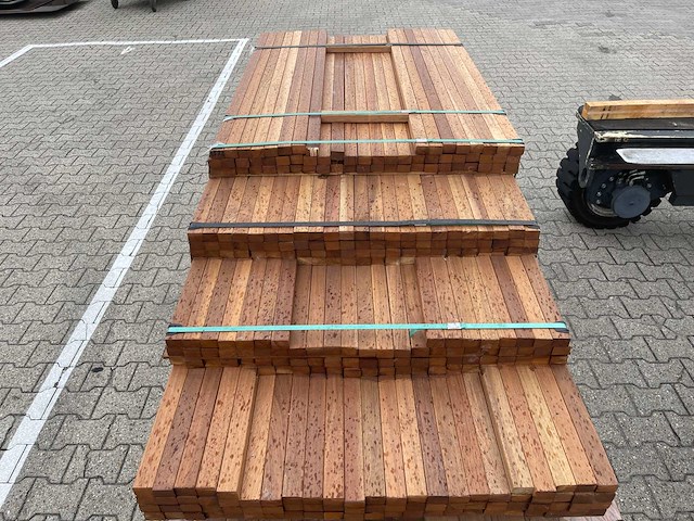 Guyana teak latten geschaafd 1250-2150x40x27mm (292x) - afbeelding 1 van  3