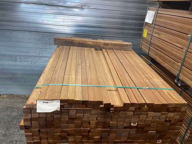 Guyana teak latten geschaafd 1550x40x27mm (273x) - afbeelding 1 van  3