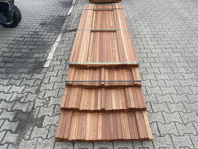 Guyana teak latten geschaafd 2450-3350x40x27mm (196x) - afbeelding 1 van  3
