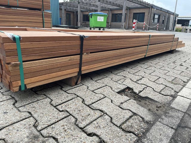 Guyana teak latten geschaafd 2450-3350x40x27mm (196x) - afbeelding 2 van  3