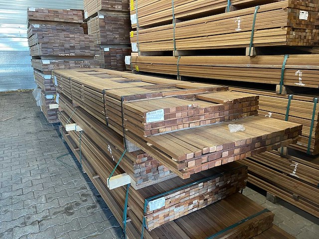 Guyana teak latten geschaafd 3350-3650x40x27mm (213x) - afbeelding 2 van  3