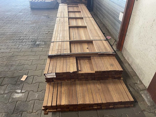 Guyana teak latten geschaafd 3350-3950x40x27mm (279x) - afbeelding 1 van  3