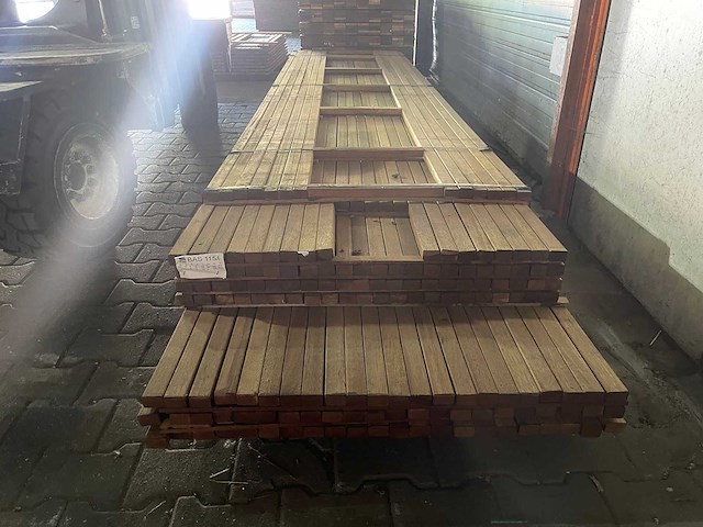 Guyana teak latten geschaafd 3350-3950x40x27mm (279x) - afbeelding 1 van  3