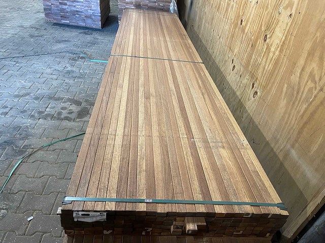 Guyana teak latten geschaafd 4250x40x27mm (138x) - afbeelding 1 van  3