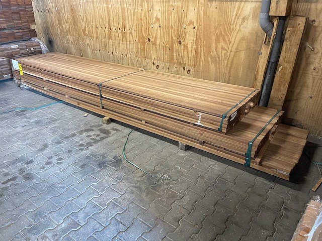 Guyana teak latten geschaafd 4250x40x27mm (138x) - afbeelding 2 van  3