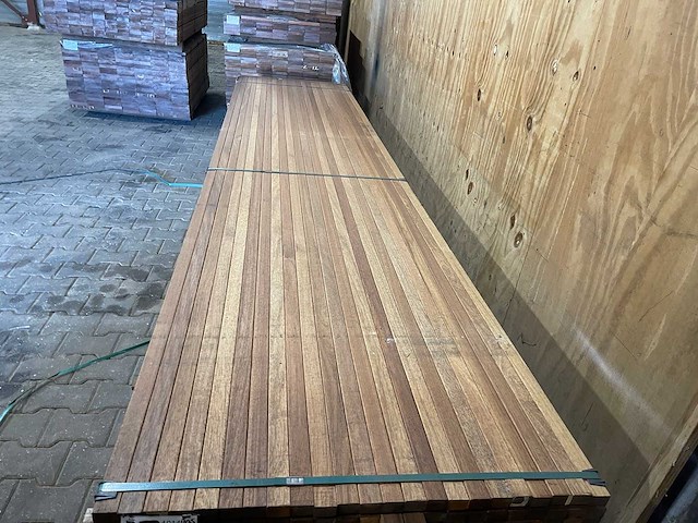Guyana teak latten geschaafd 4550-4850x40x27mm (213x) - afbeelding 1 van  3