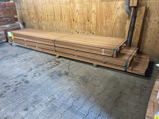 Guyana teak latten geschaafd 4550-4850x40x27mm (213x) - afbeelding 2 van  3