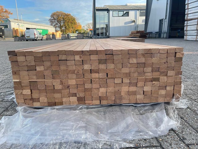 Guyana teak latten geschaafd gevingerlast 4000x45x27mm (132x) - afbeelding 2 van  3