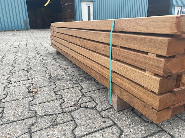 Guyana teak onderliggers geschaafd 1550x68x45mm (151x) - afbeelding 2 van  4