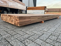 Guyana teak onderliggers geschaafd gevingerlast 3000x60x40mm (80x) - afbeelding 2 van  3