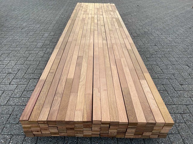 Guyana teak onderliggers geschaafd gevingerlast 3950x60x40mm (60x) - afbeelding 1 van  3