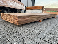 Guyana teak onderliggers geschaafd gevingerlast 3950x60x40mm (60x) - afbeelding 2 van  3