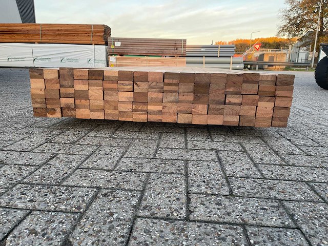 Guyana teak onderliggers geschaafd gevingerlast 3950x60x40mm (60x) - afbeelding 3 van  3