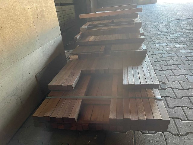 Guyana teak palen geschaafd 1850-2750x45x45mm (77x) - afbeelding 1 van  3