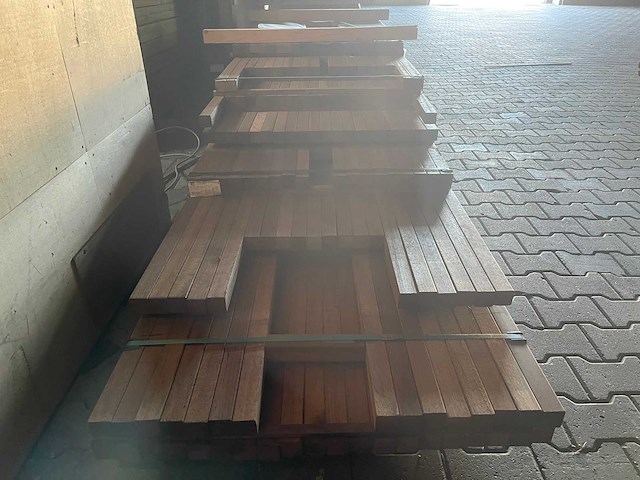 Guyana teak palen geschaafd 3050-3950x45x45mm (73x) - afbeelding 1 van  3